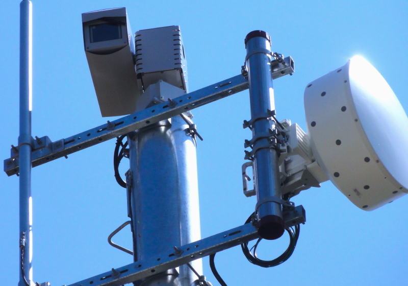 屋外旋回監視カメラ